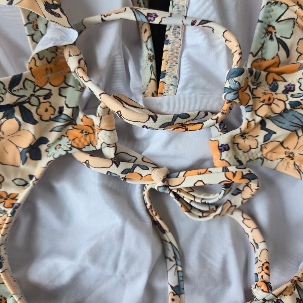 Cupshe Ditsy Floral Flutter Sleeve One-Piece Swimsuit Size M NWT - Picture 6 of 8